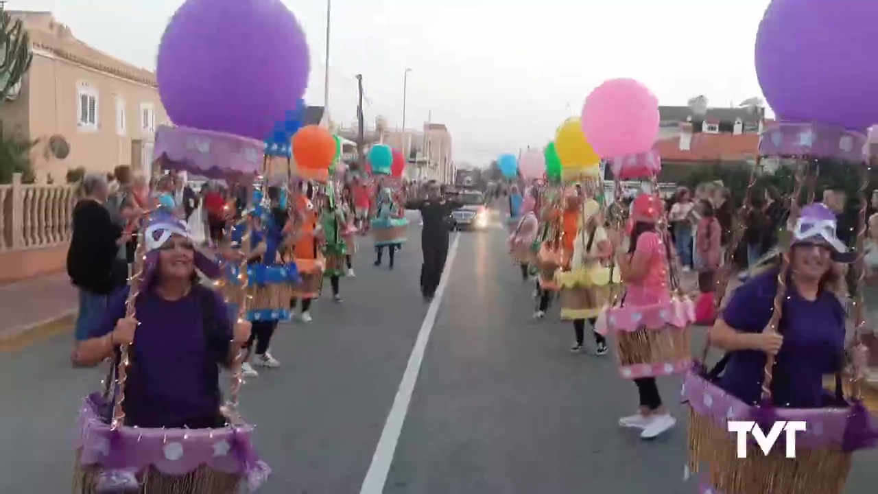 Imagen de Un Desfile Multicolor con ingeniosos disfraces