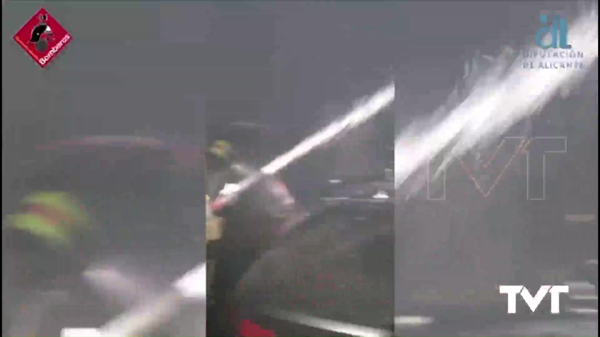 Imagen de Se incendia un vehículo ubicado dentro de un taller de automoción en Torrevieja