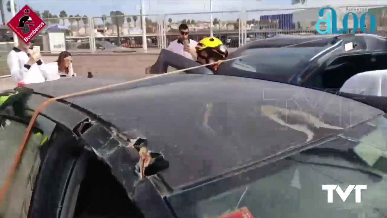 Imagen de Los bomberos de Torrevieja realizan un simulacro para rescatar a una persona atrapada en su vehículo