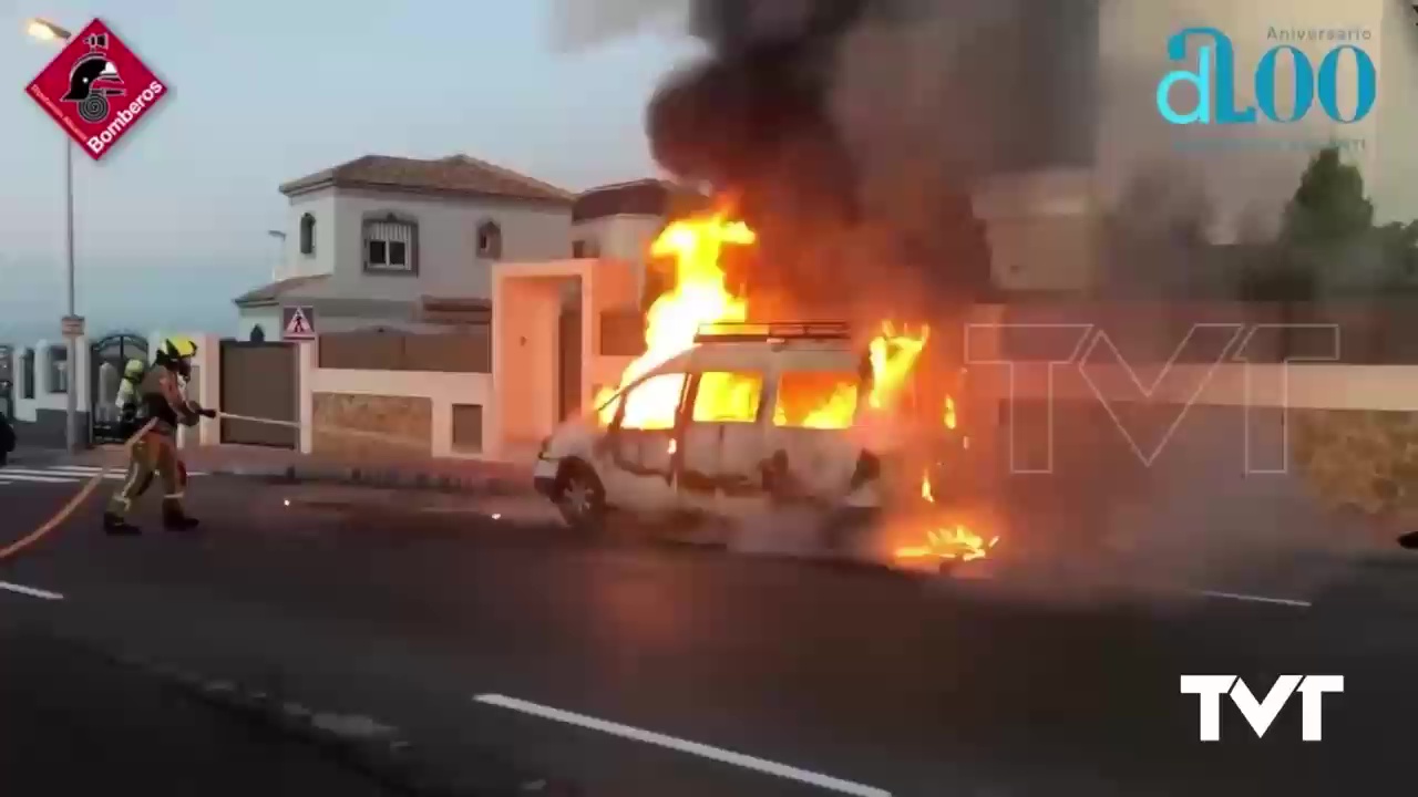 Imagen de El fuego calcina una furgoneta en Torrevieja
