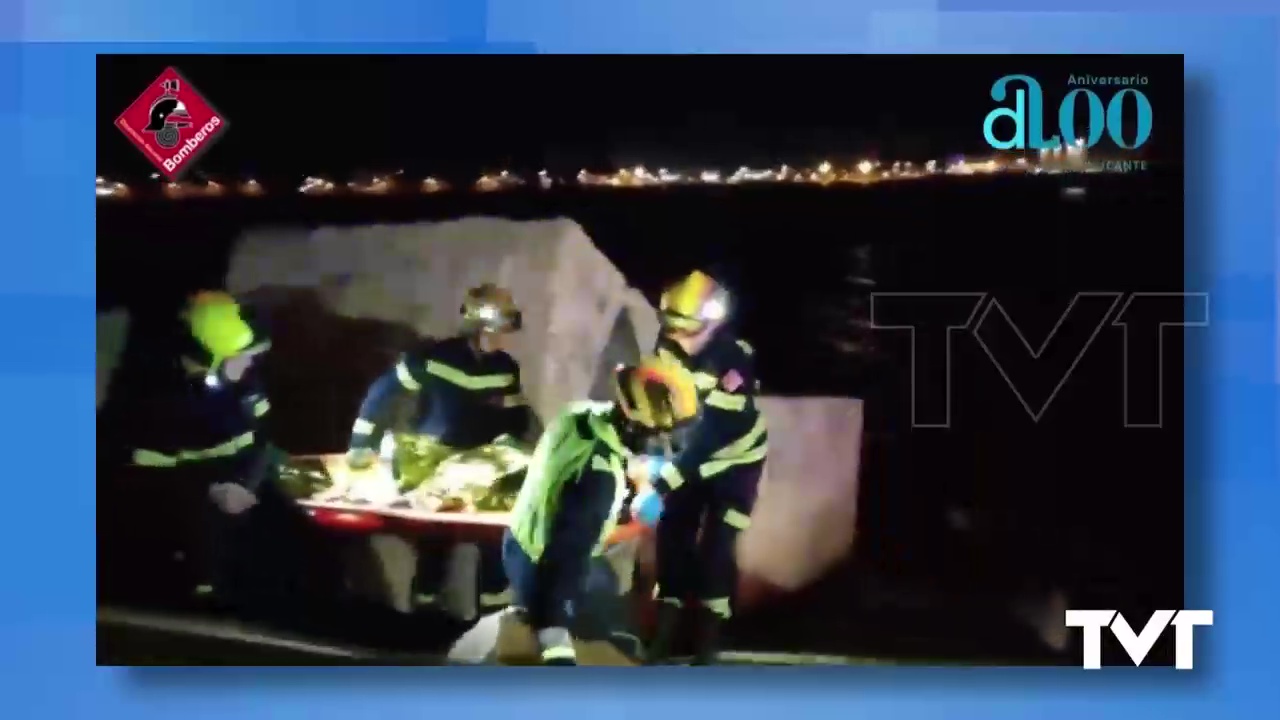 Imagen de Rescatado un pescador que cayó al mar desde el espigón del Puerto de Torrevieja