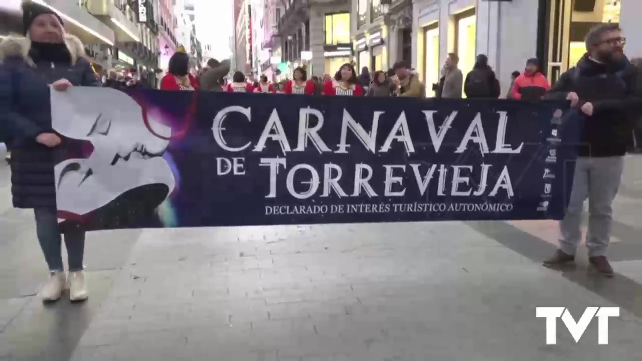 Imagen de El centro de Madrid se impregna del color y la luz del Carnaval de Torrevieja