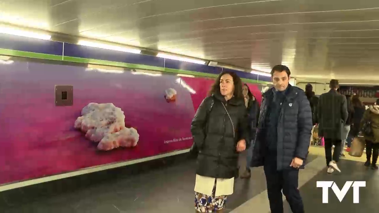 Imagen de Torrevieja rotula con la imagen de su Laguna Rosa la estación de Metro de Gran Vía en Madrid