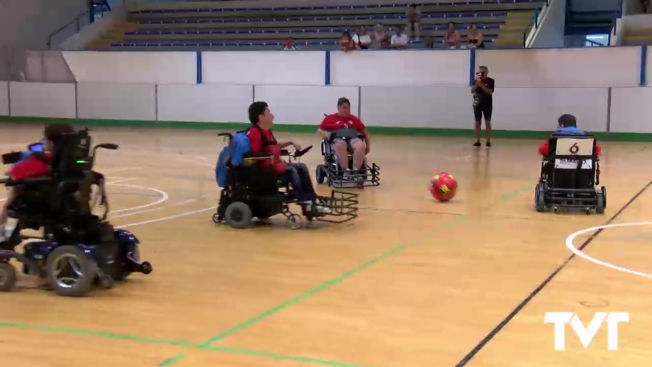Imagen de El hospital de Torrevieja colaboran con los futbolistas en silla de ruedas del departamento