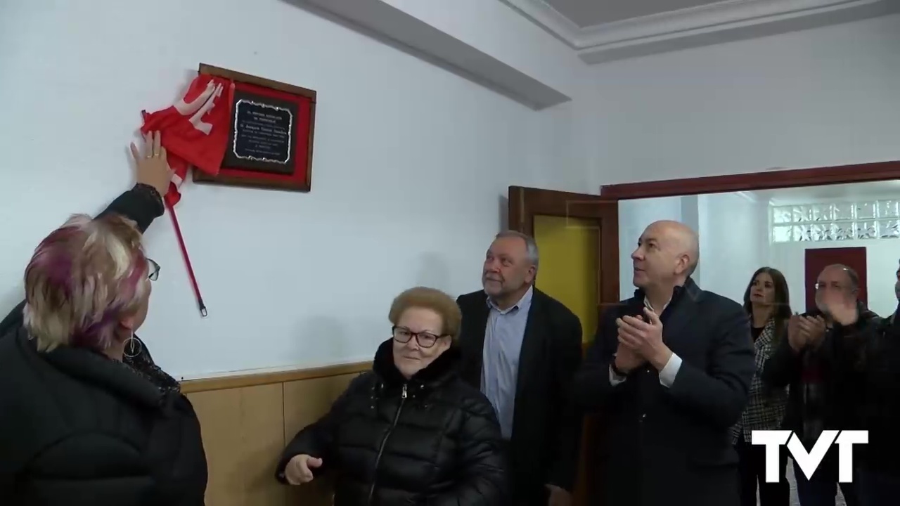 Imagen de El PSOE de Torrevieja homenajea al ex alcalde Joaquín García Sánchez en la reapertura de su sede