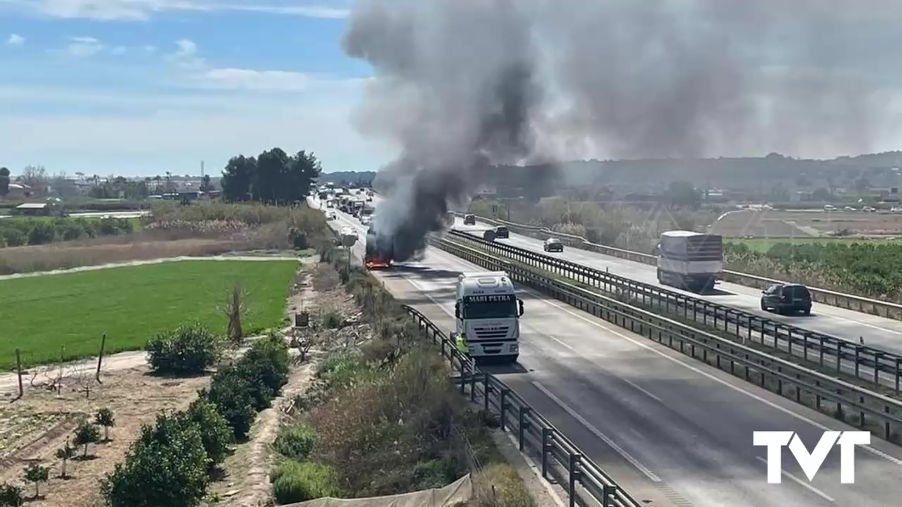 Imagen de Se incendia un camión en la AP7