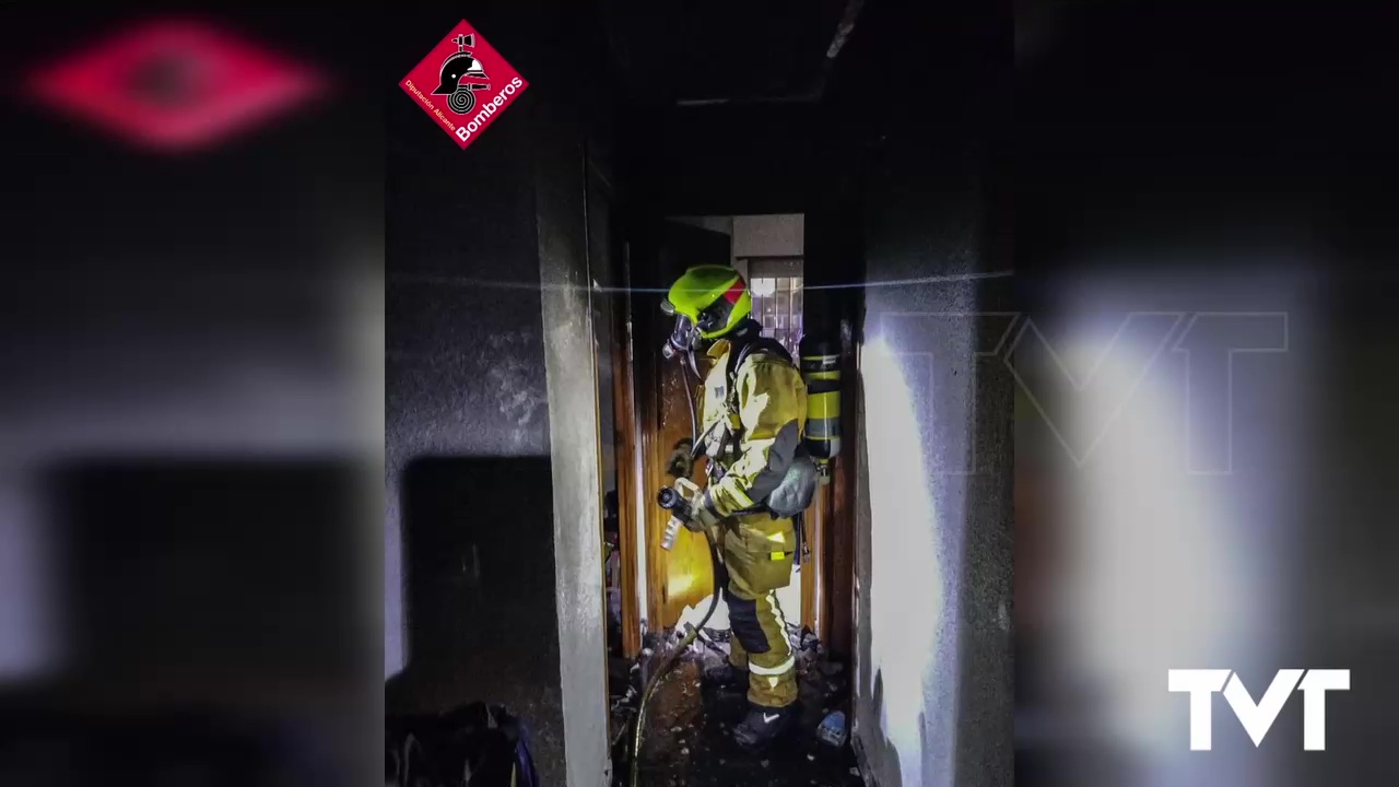 Imagen de Una mujer es atendida por inhalación de humo tras un incendio en una vivienda de Torrevieja