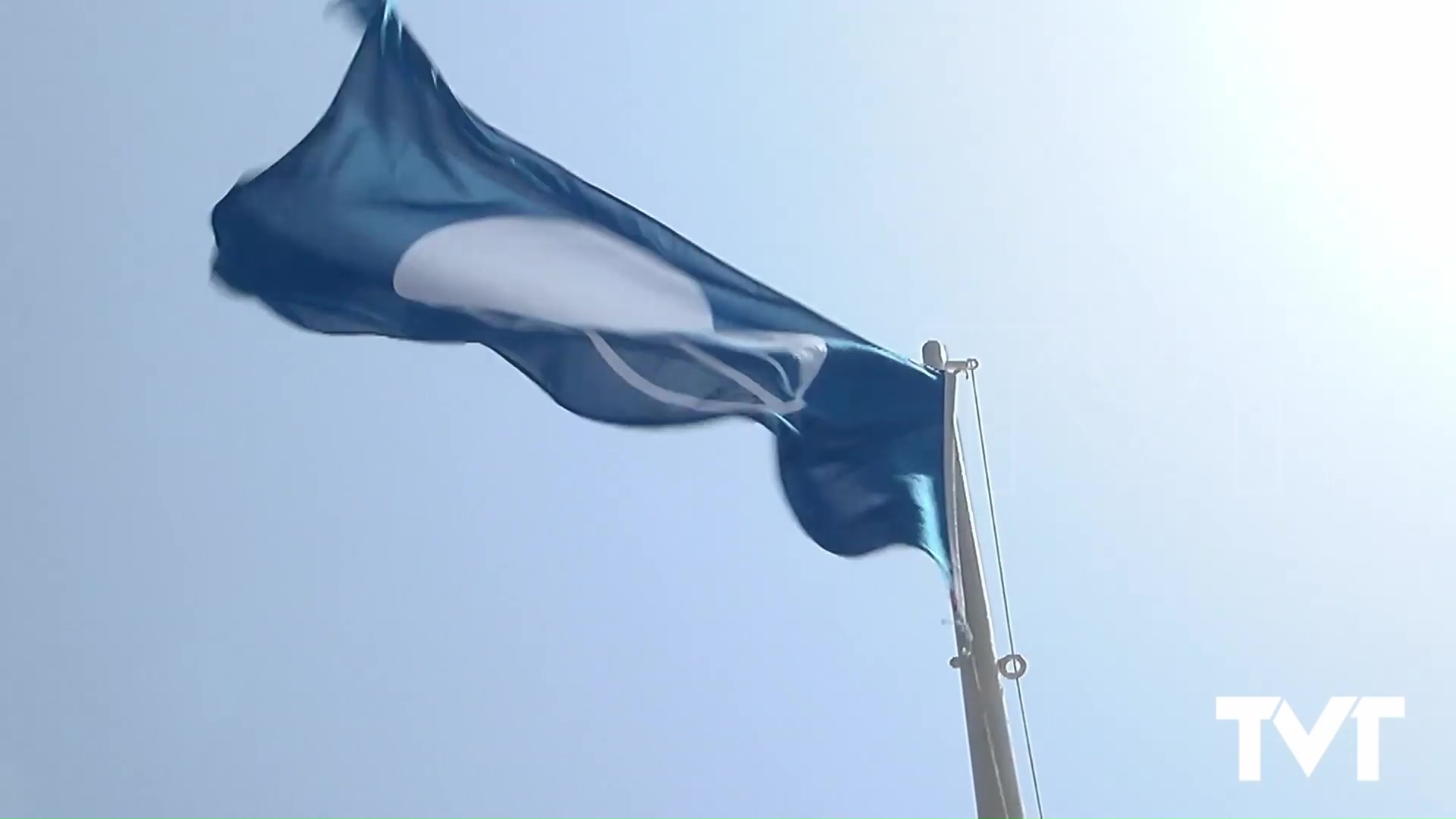 Imagen de Torrevieja renueva sus 6 banderas azules en playas