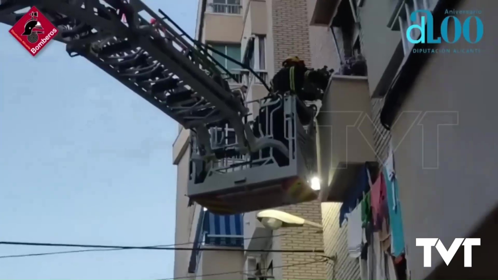 Imagen de Tres dotaciones de bomberos sanean la fachada de un edificio tras desprendimiento