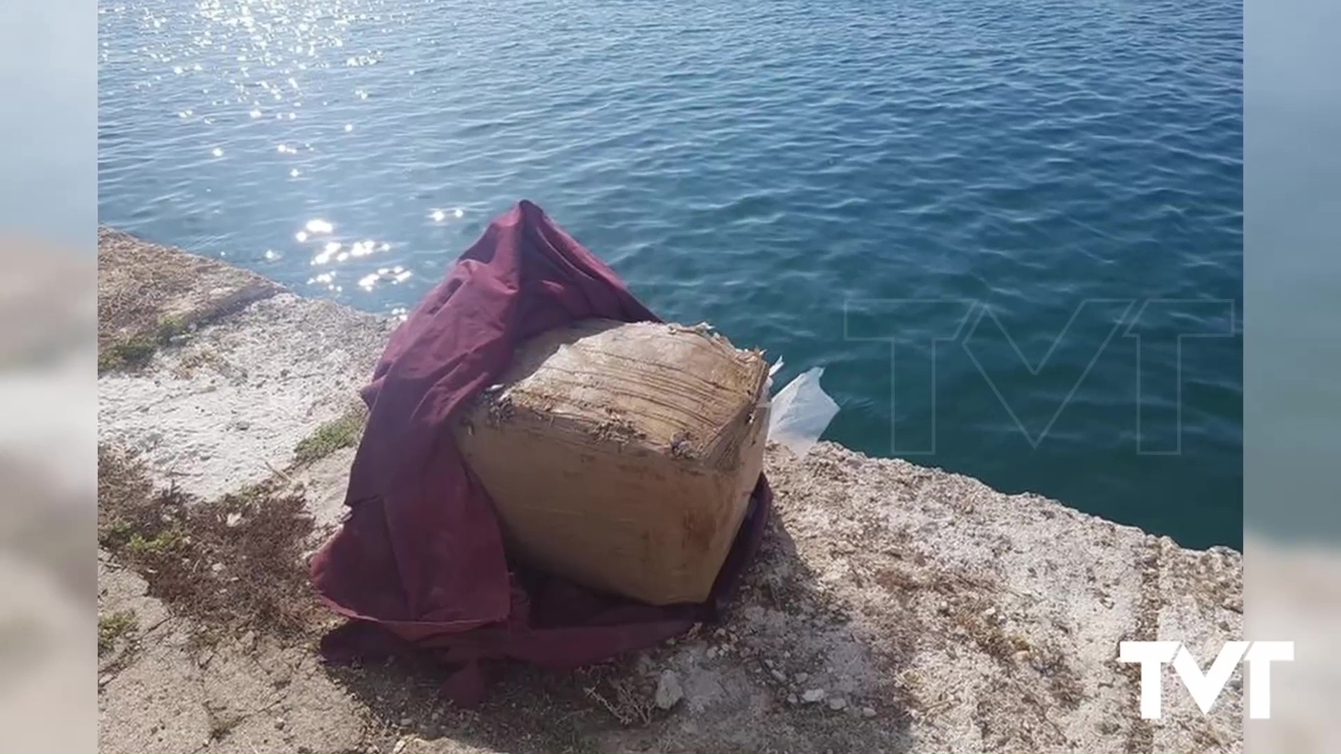 Imagen de Recuperado un fardo de droga que flotaba frente a la costa torrevejense