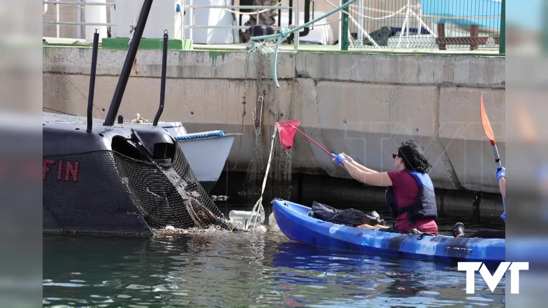 Imagen de Voluntarios del RCNT recogen 150 kilos de residuos de la dársena portuaria