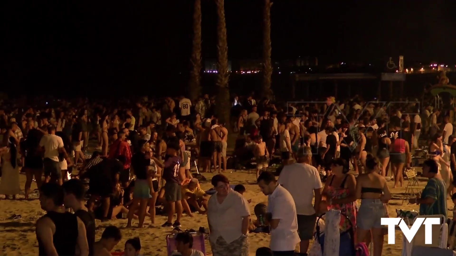 Imagen de Miles de personas en las playas de Torrevieja en torno a las hogueras de la noche de San Juan