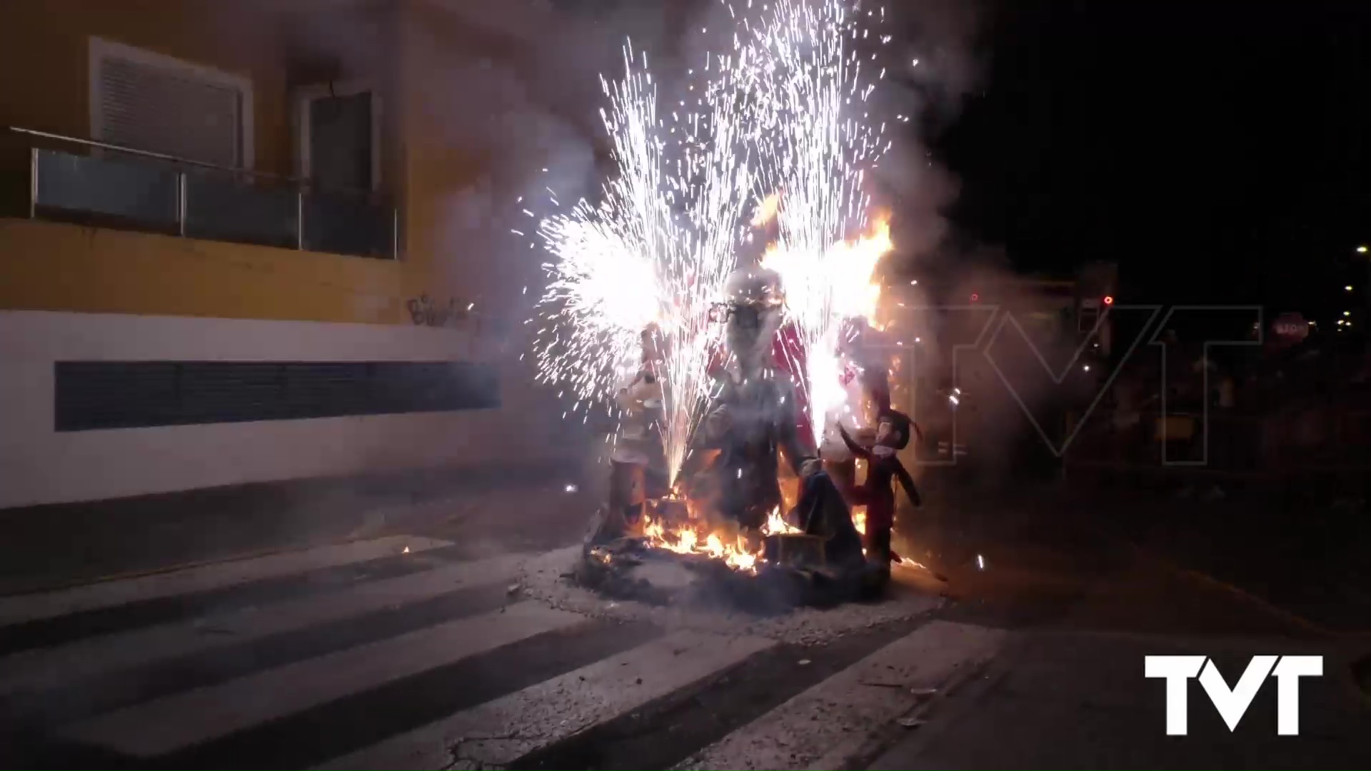 Imagen de «La Cremá» pone fin a las fiestas de hogueras en Torrevieja