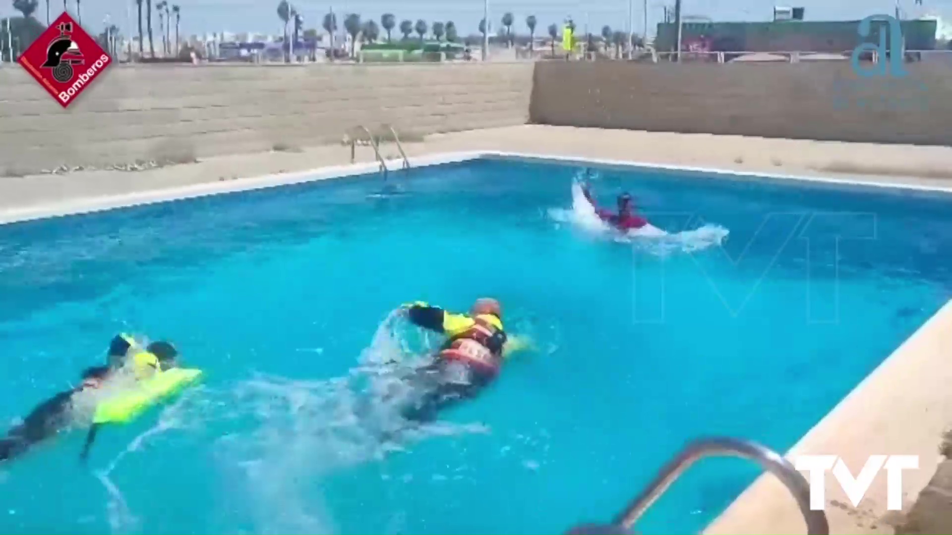 Imagen de Los bomberos de Torrevieja ponen a prueba el traje seco en rescates dentro del agua