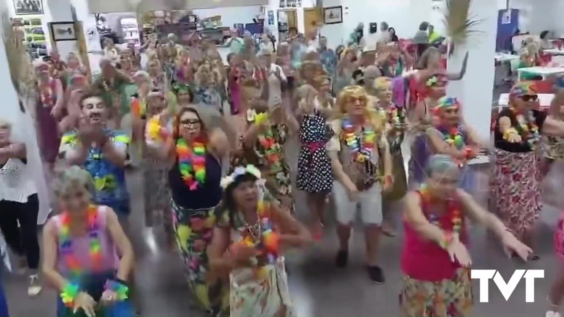 Imagen de Cientos de personas se reúnen en La Mata en torno a una fiesta hawaiana