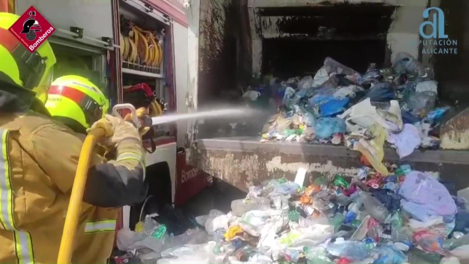 Imagen de Los bomberos de Torrevieja evitan el incendio de un camión que transportaba material de reciclaje