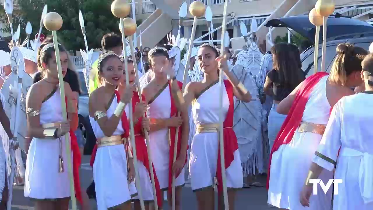 Imagen de El desfile multicolor de La Mata sorprende con su alegría y originalidad