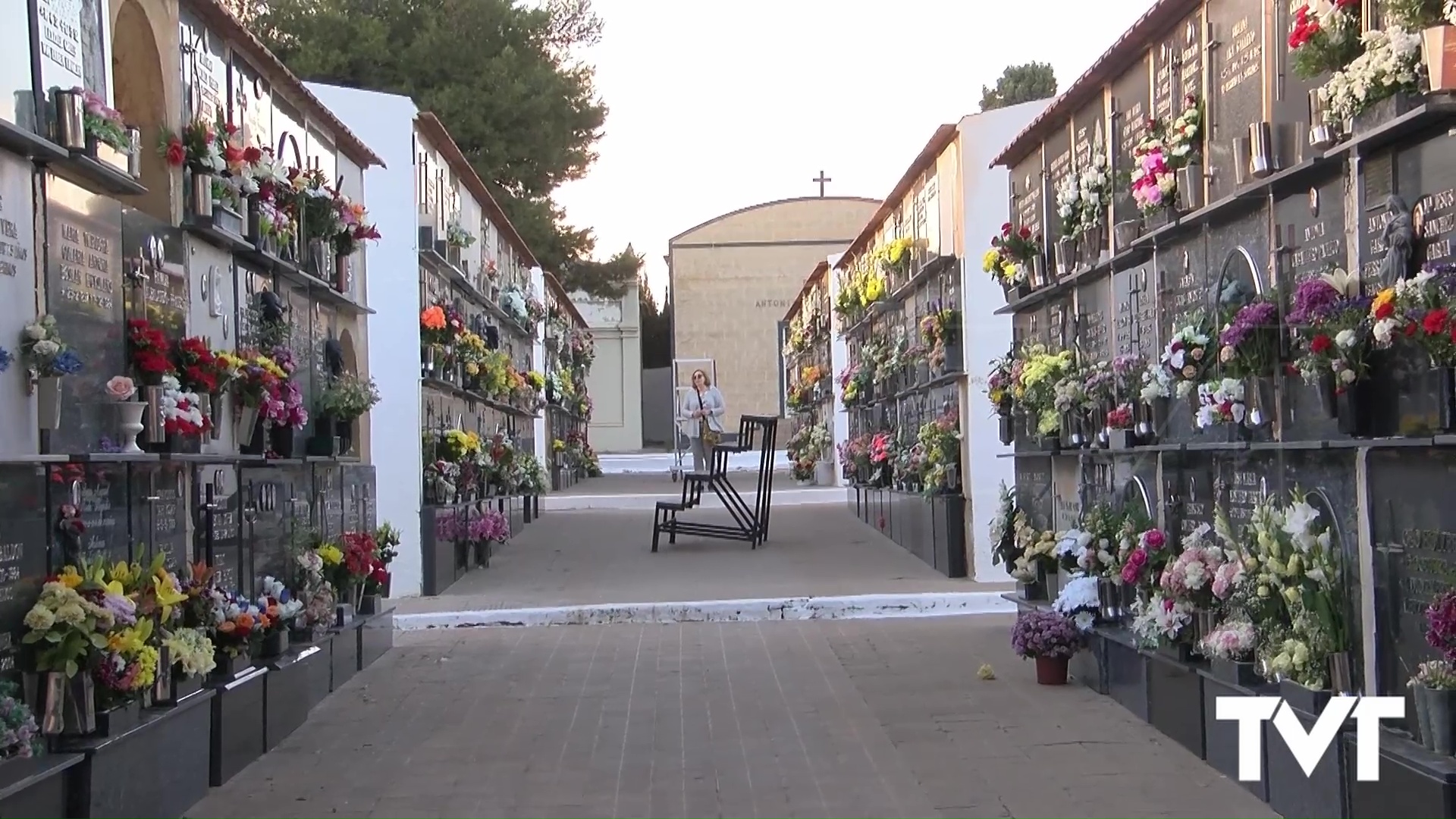 Imagen de Cientos de personas recuerdan a sus difuntos en el cementerio municipal en el Día de Todos los Santos 