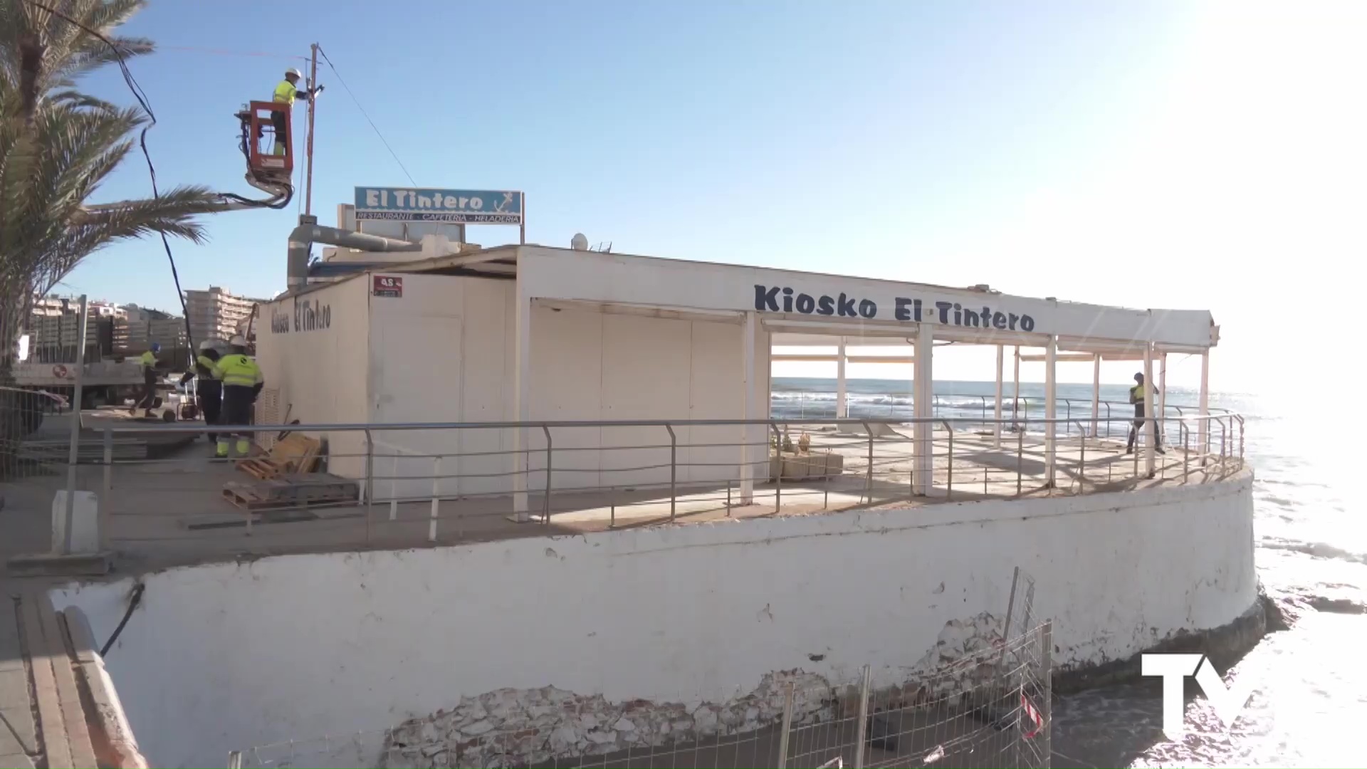 Imagen de Costas desmonta el mítico Kiosko «El Tintero» 