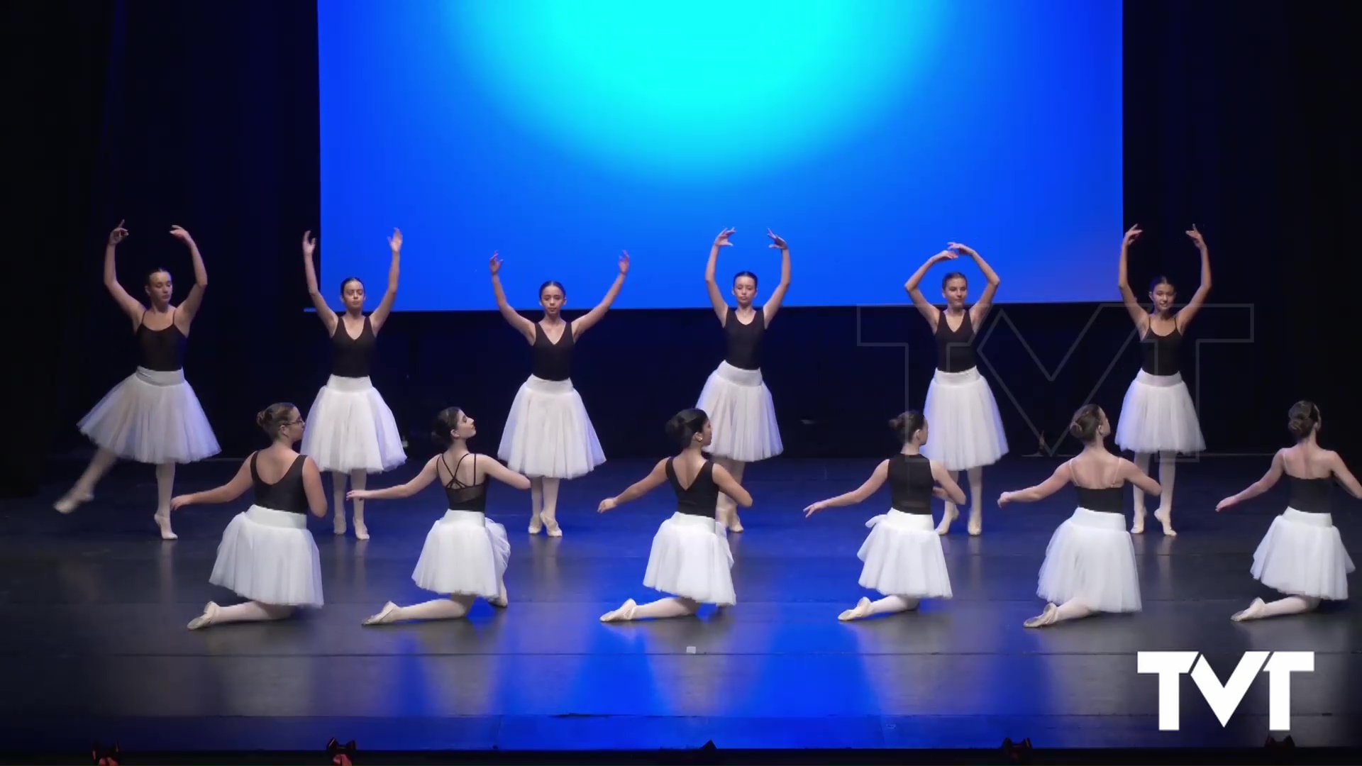 Imagen de La Escuela Municipal de danza dio la bienvenida a la Navidad con un elegante espectáculo 