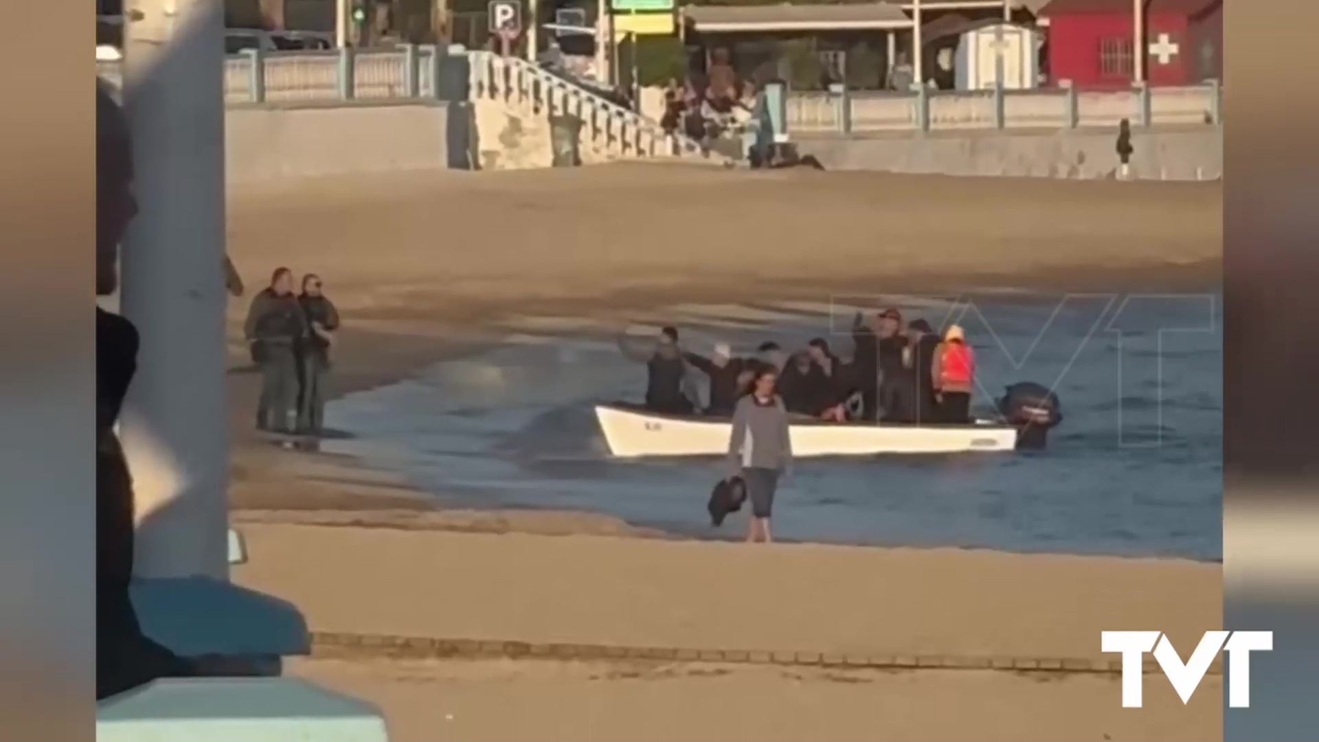 Imagen de Una patera con 13 personas a bordo llega hasta la playa de Los Locos en Torrevieja