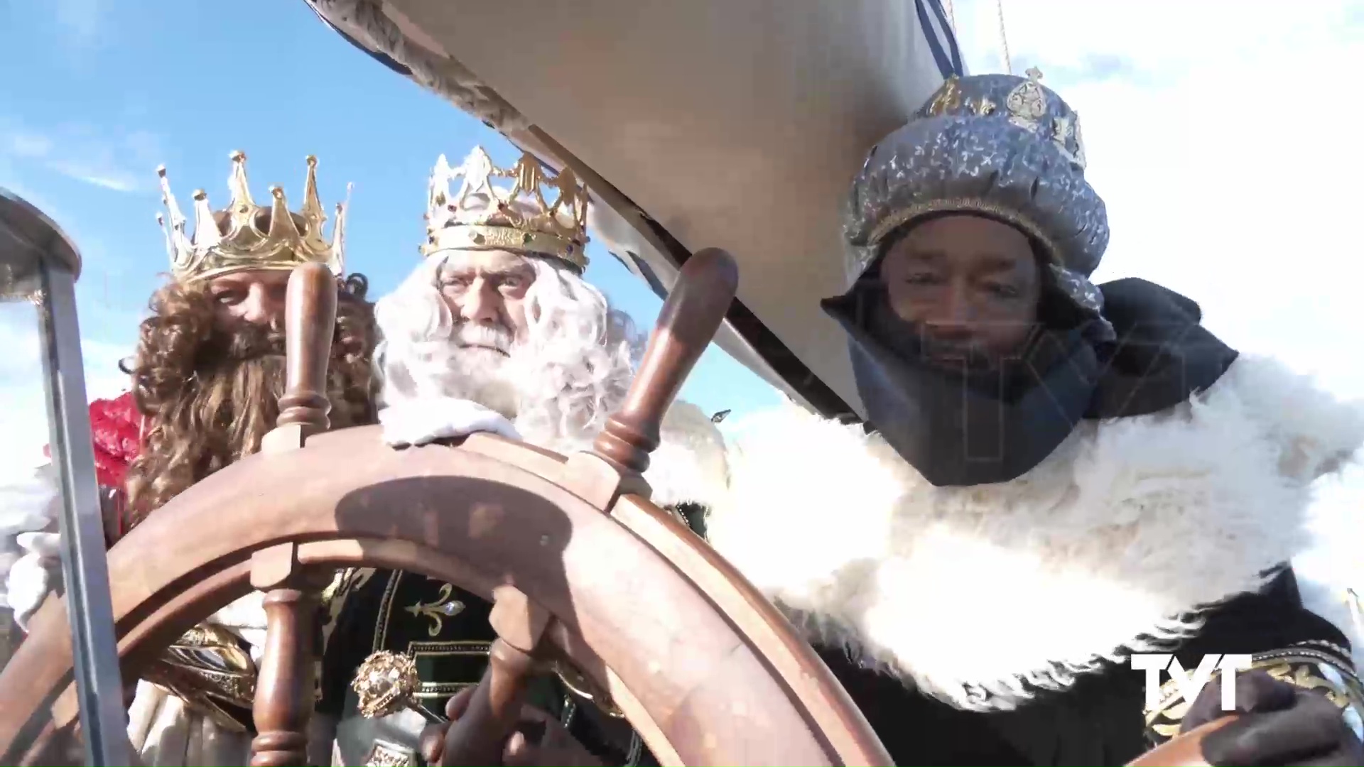 Imagen de Sus majestades los Reyes Magos de Oriente llegan a Torrevieja cargados de regalos y a bordo del Pascual Flores