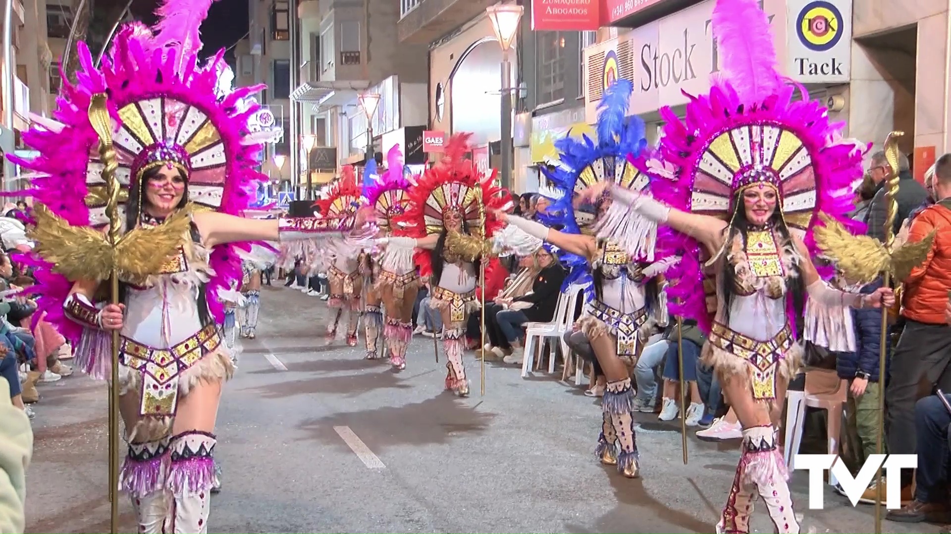 Imagen de Las calles brillaron con el Desfile nocturno del Carnaval de Torrevieja 