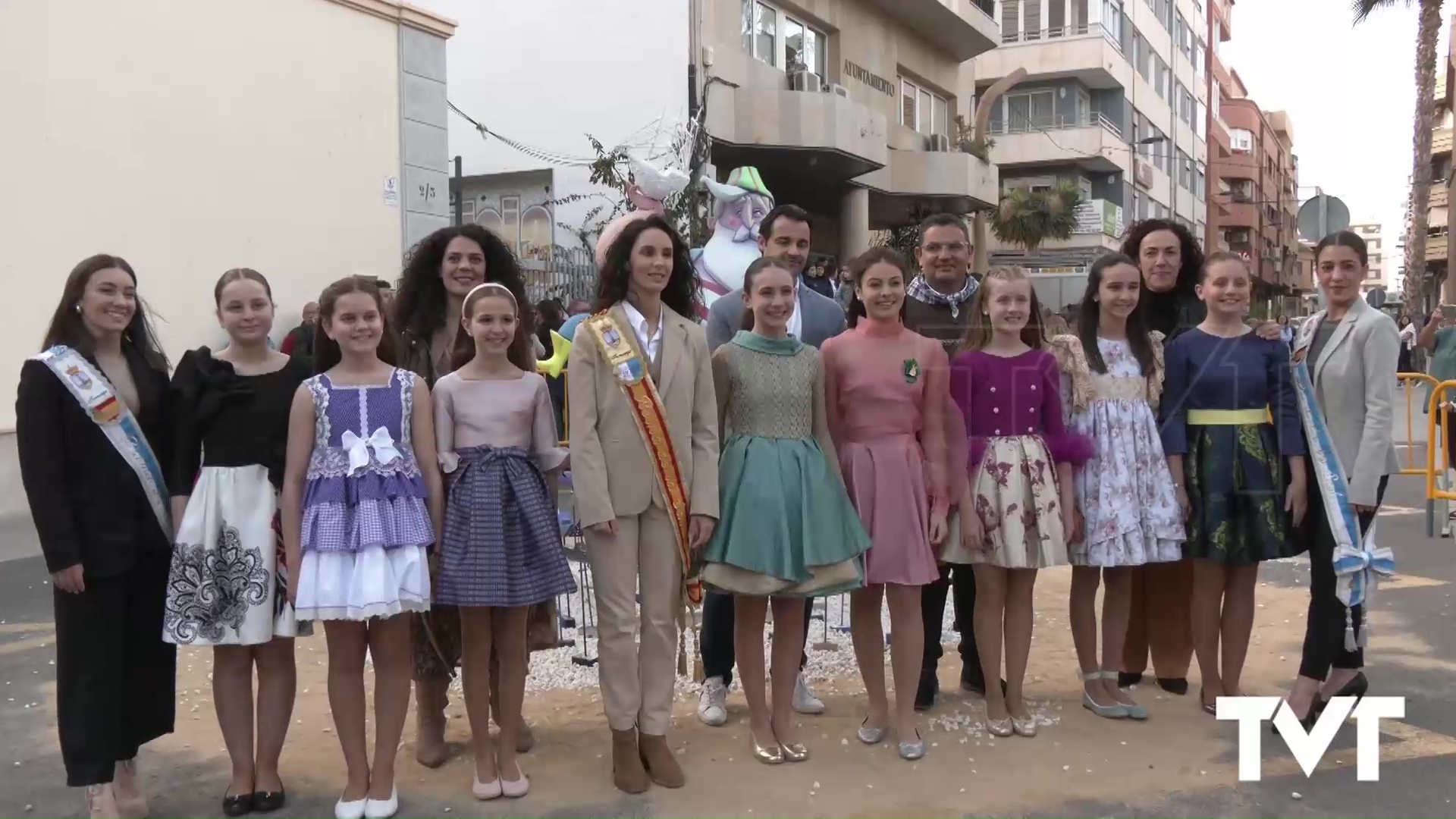 Imagen de Mucha expectación ante la presentación en Torrevieja de las candidatas a Belleza del fuego Infantil de Alicante y cremá de «Salitre»