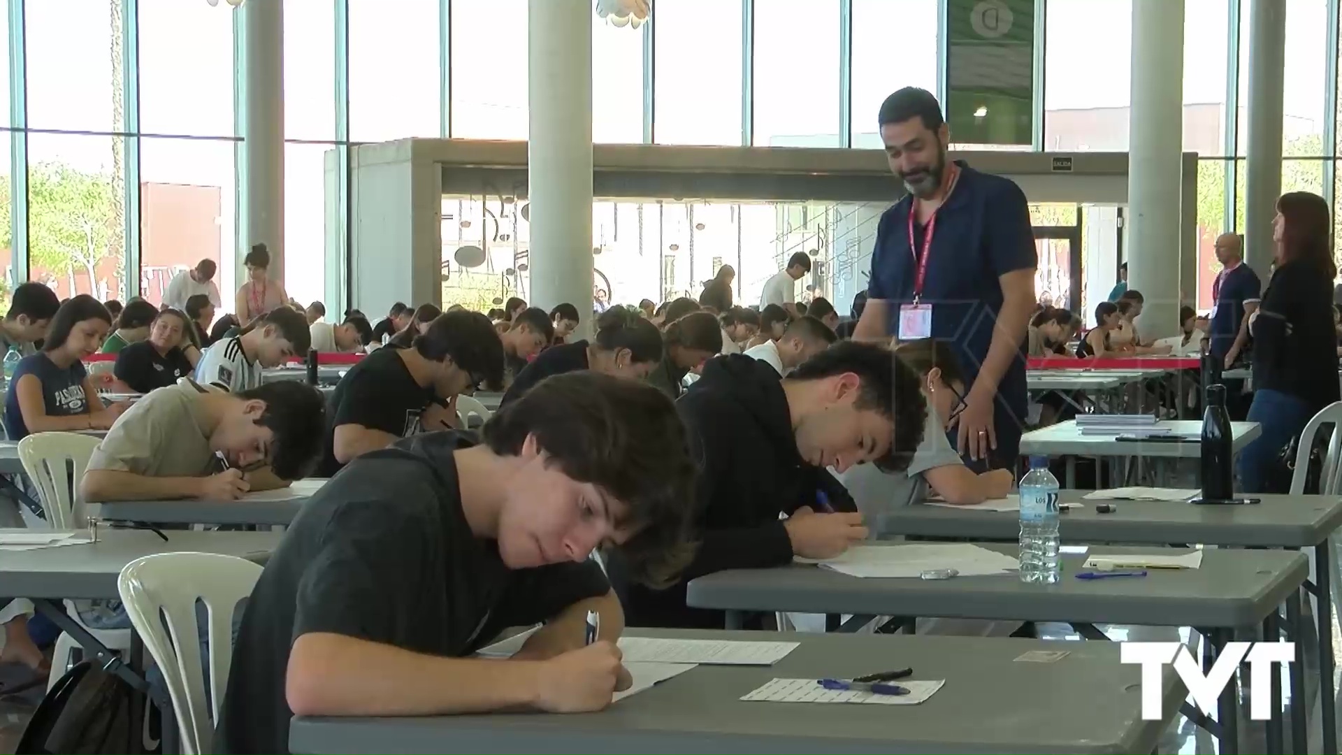 Imagen de EBAU 2024: Alumnos de 11 centros educativos de la Vega Baja se examinan en el Auditorio Internacional de Torrevieja