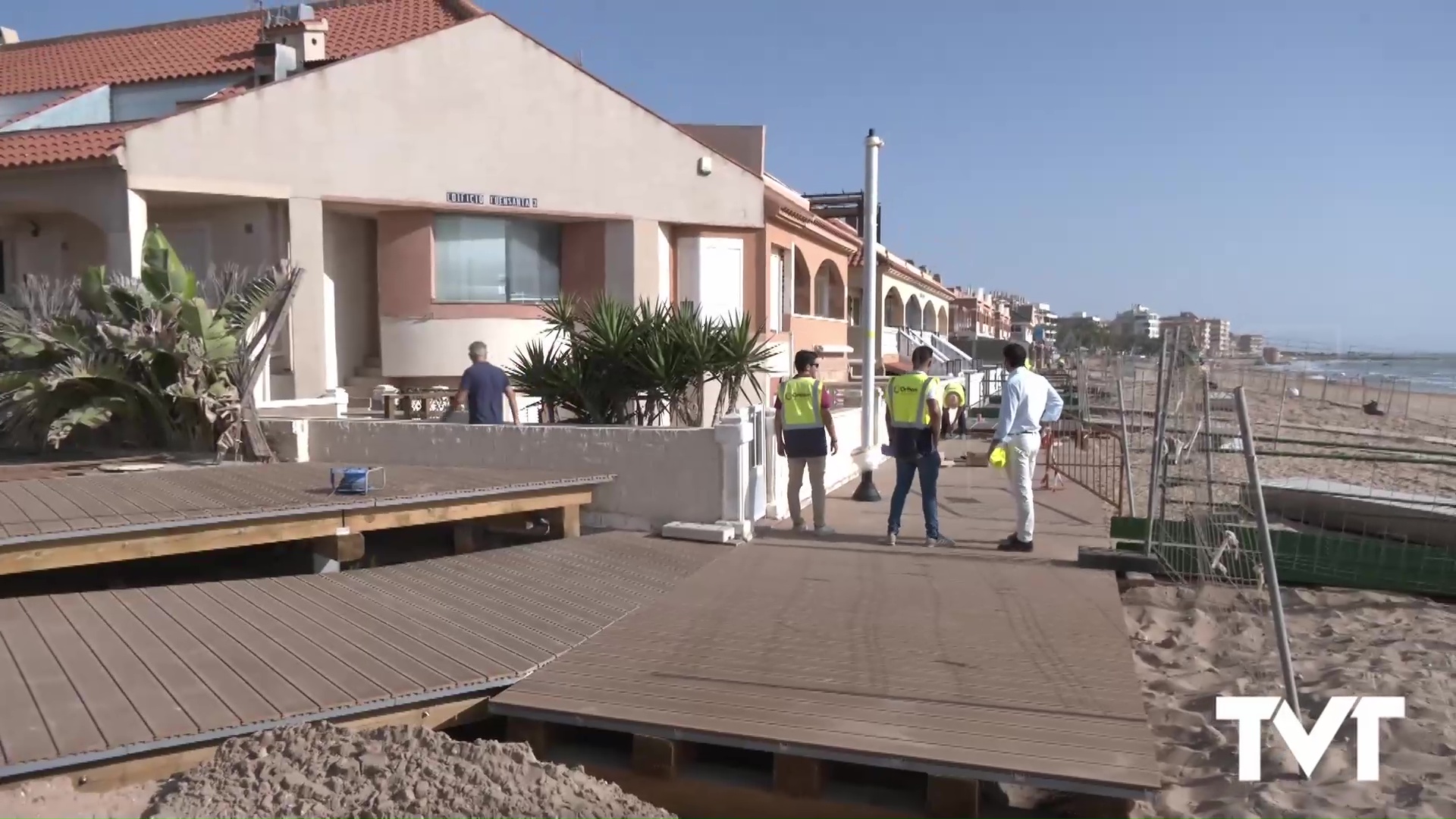 Imagen de Las obras de rehabilitación integral de la pasarela peatonal de La Mata concluirán a final de año tras varios meses de retraso 