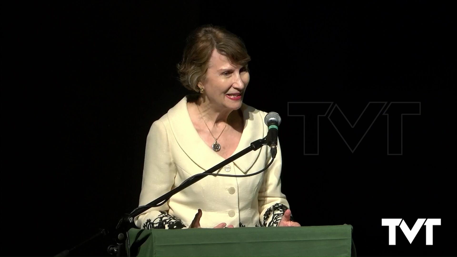 Imagen de Magistral lección de la vida de Carmen de Burgos impartida por la periodista Asunción Valdés para el acto inaugural del nuevo curso académico del AULA Torrevieja 