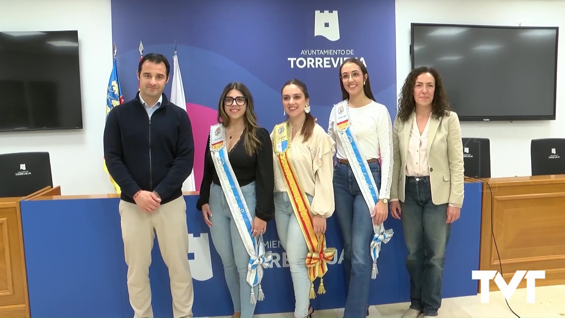 Imagen de La nueva corte salinera recibe los colgantes con la seña de identidad de Torrevieja, su barco de sal