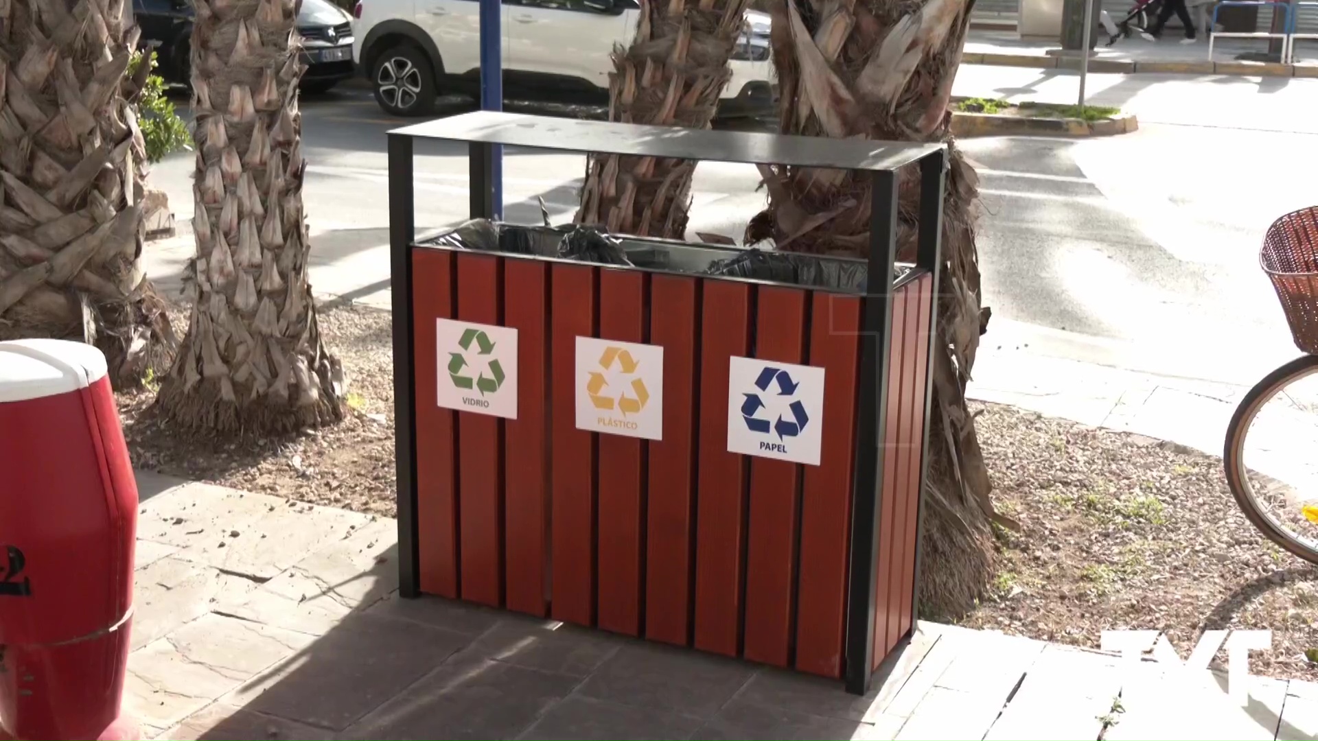 Imagen de Instalados nuevos diseños de papeleras de reciclaje enmarcado en el proyecto de Centro Comercial Abierto 