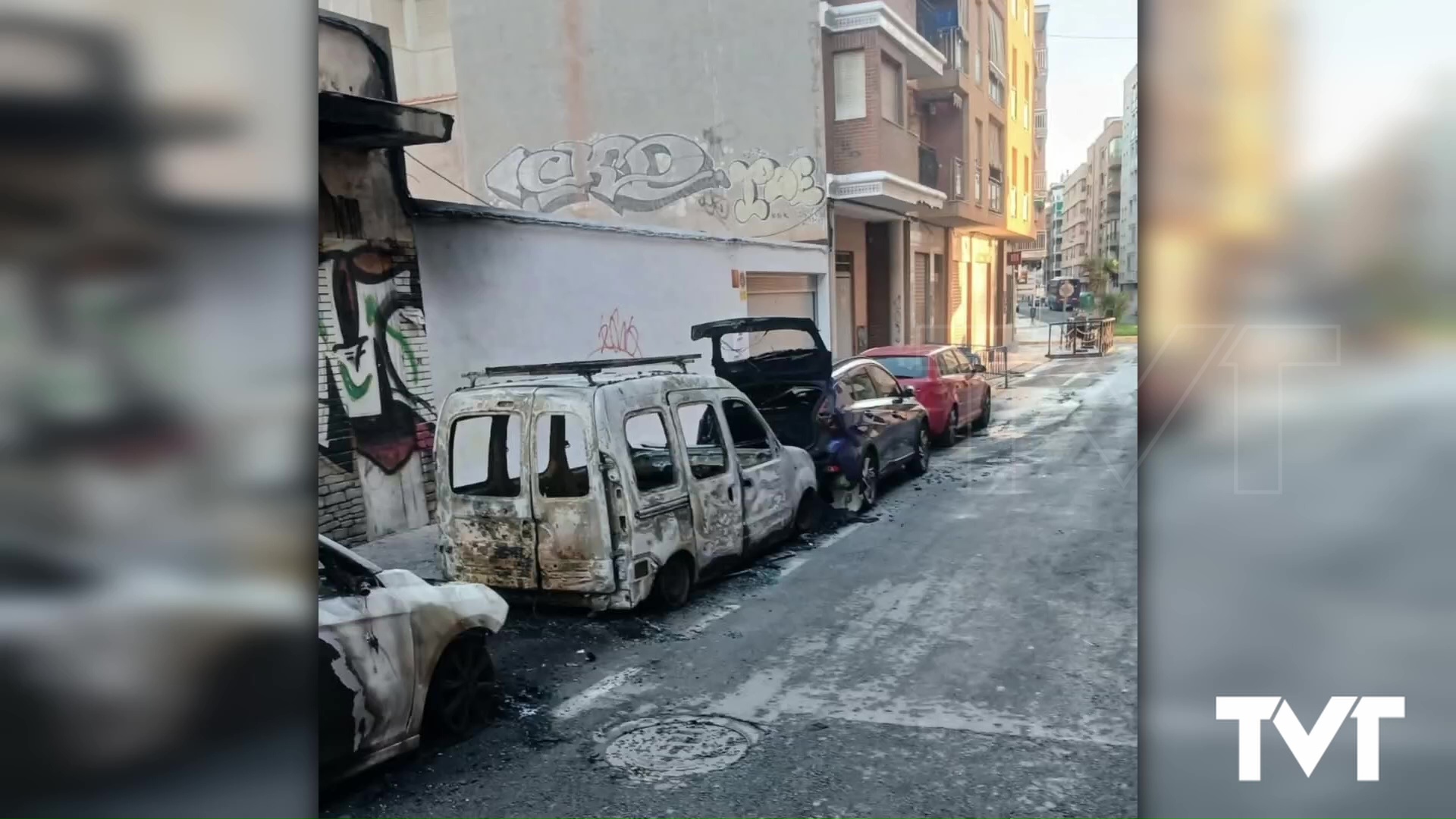 Imagen de Dos vehículos aparecen calcinados tras un incendio en calle Ulpiano de Torrevieja