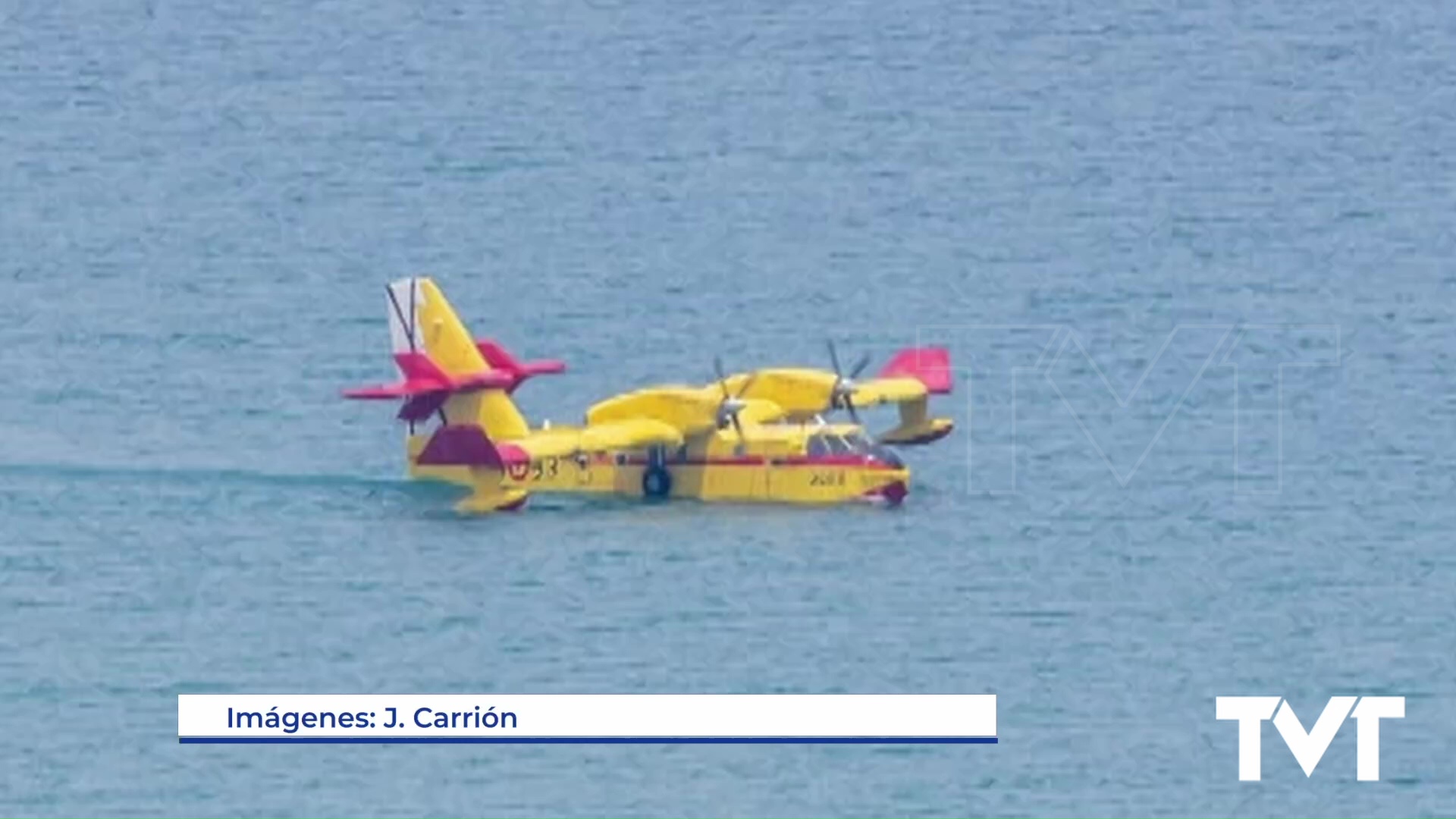 Imagen de Impresionante demostración de habilidad de un hidroavión en la playa de La Mata 