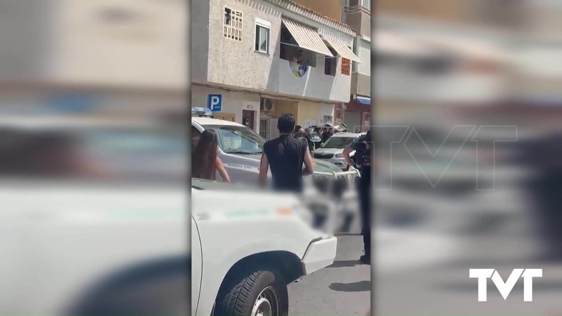 Imagen de La USECIC de la GC de Torrevieja interviene en un domicilio para evitar que un hombre siguiera lanzando a la calle muebles y botellas desde su balcón
