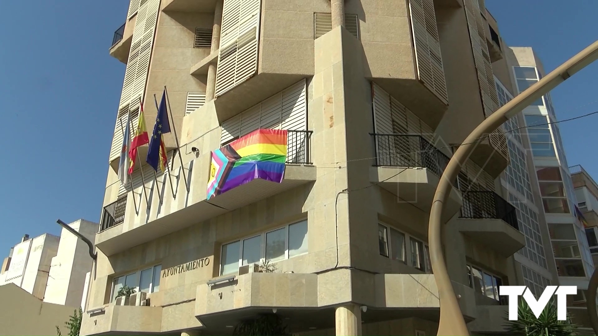 Imagen de La bandera del Orgullo ya luce en el balcón del ayuntamiento de Torrevieja 