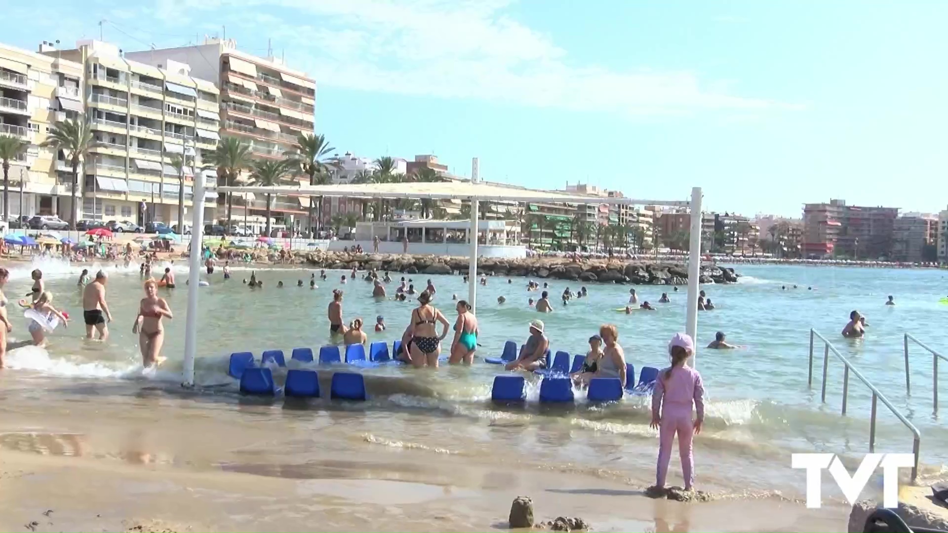 Imagen de Turisme CV destina a Torrevieja una de las 12 nuevas zonas de baño accesible que instalará en las playas de la comunidad