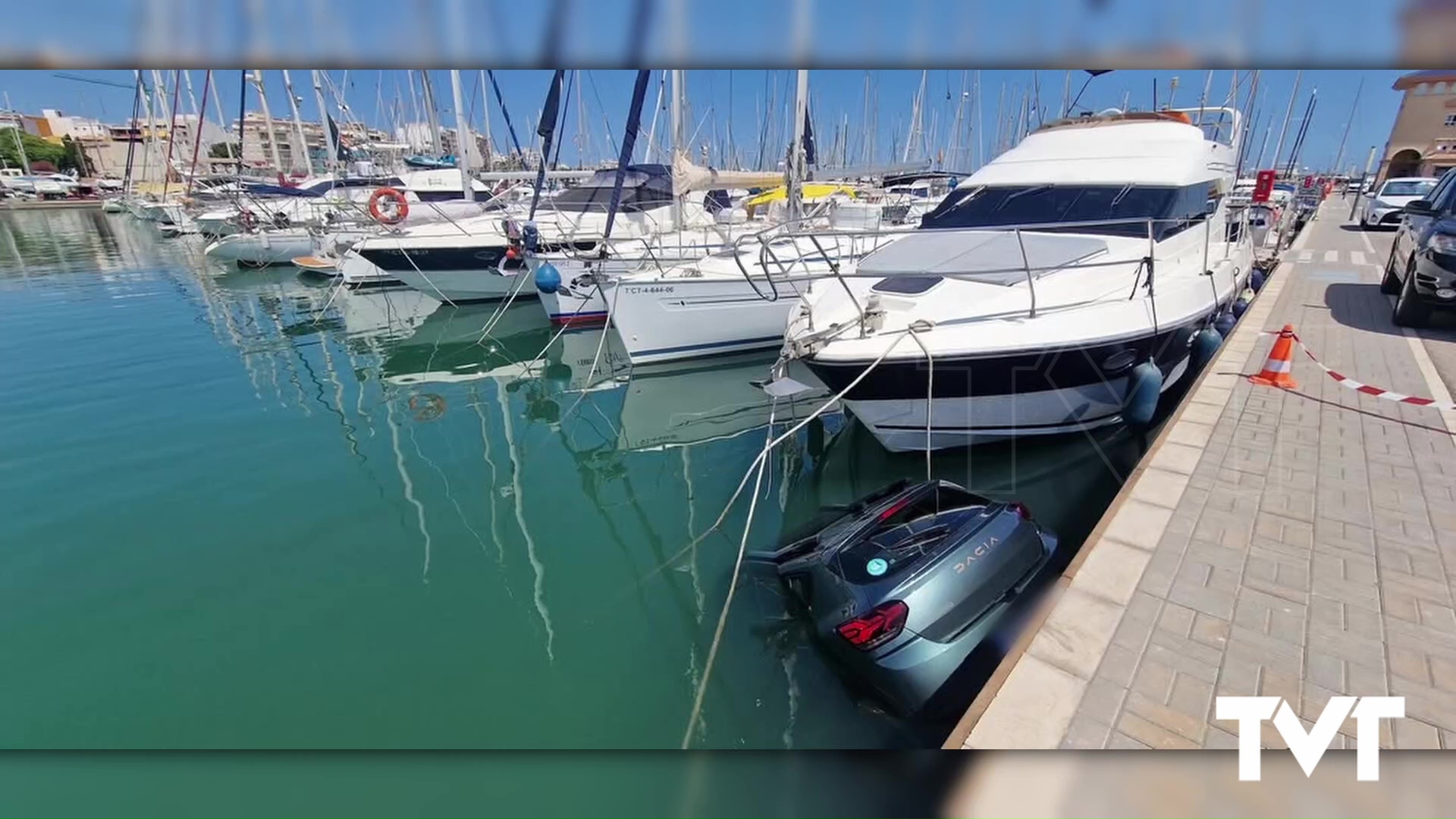 Imagen de Ya van dos coches al agua «por descuido»