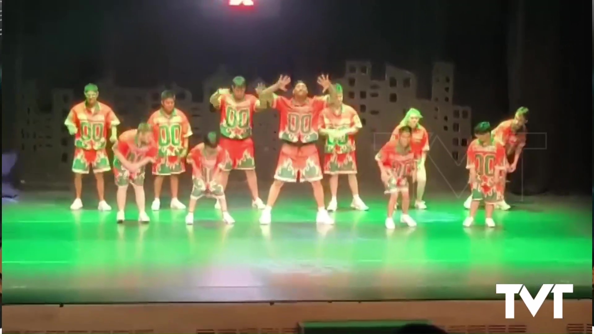 Imagen de Usuarios de AMFA sobre el escenario con Mantix Dance Estudio 