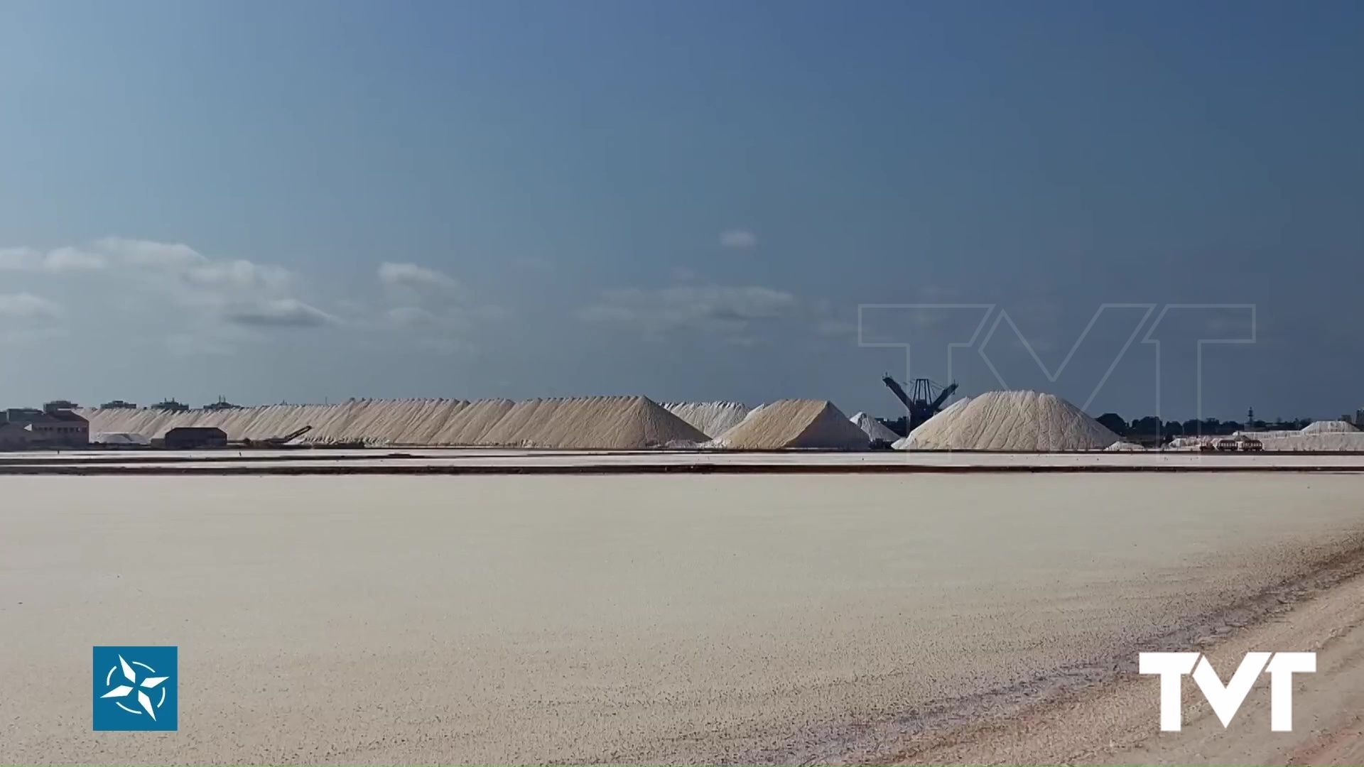 Imagen de El primer bañista del día llega a las 6 y 16 minutos de la mañana a la playa de Los Locos