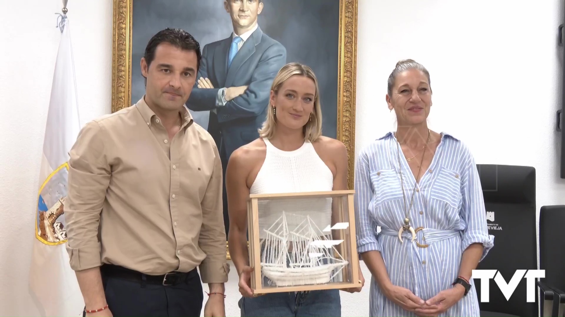 Imagen de Mireia Belmonte recibe una cálida acogida en su visita a Torrevieja. Toda una leyenda del deporte español