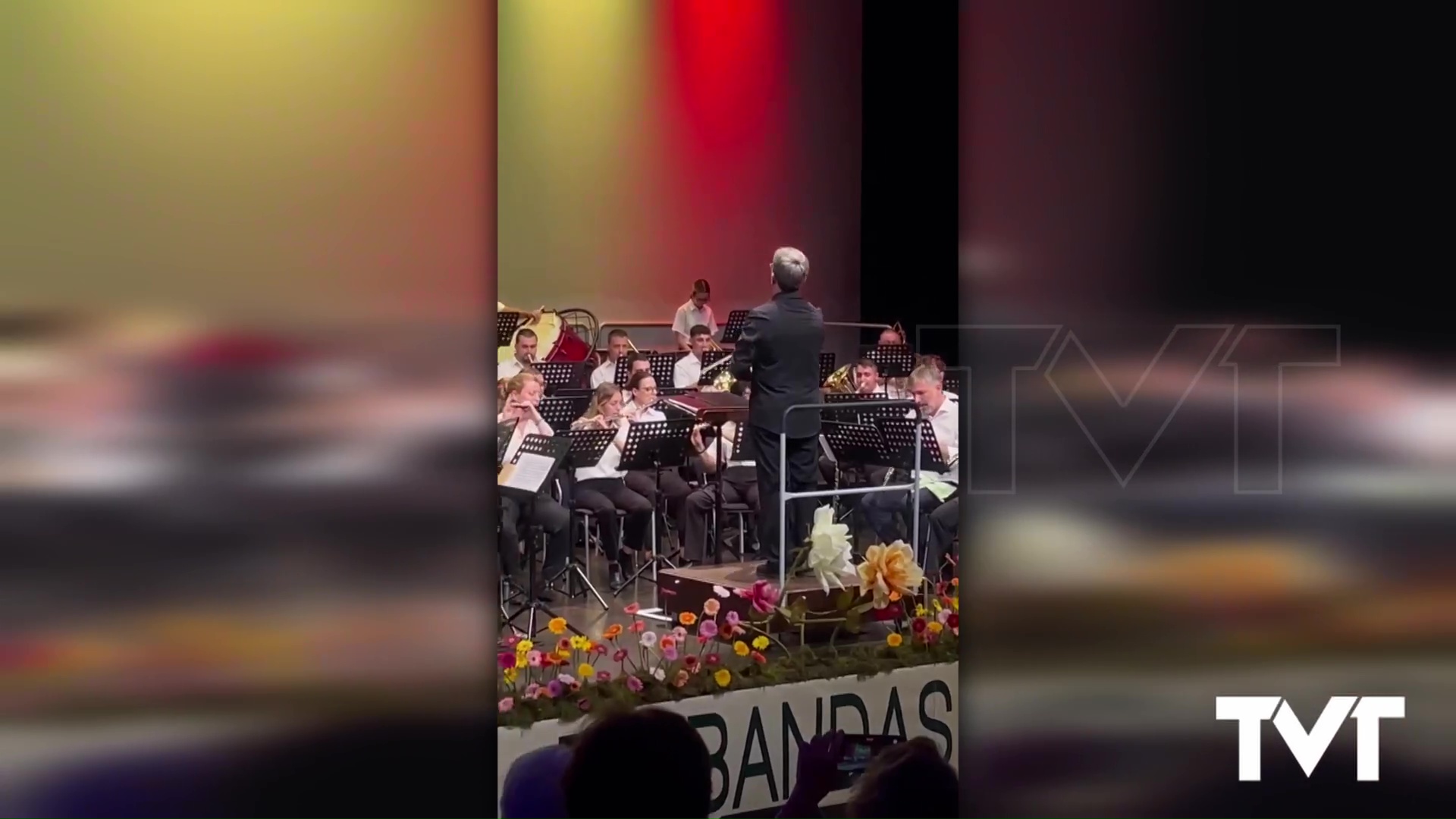 Imagen de La Banda «Primitiva» de Paiporta brilla sobre el escenario del Teatro