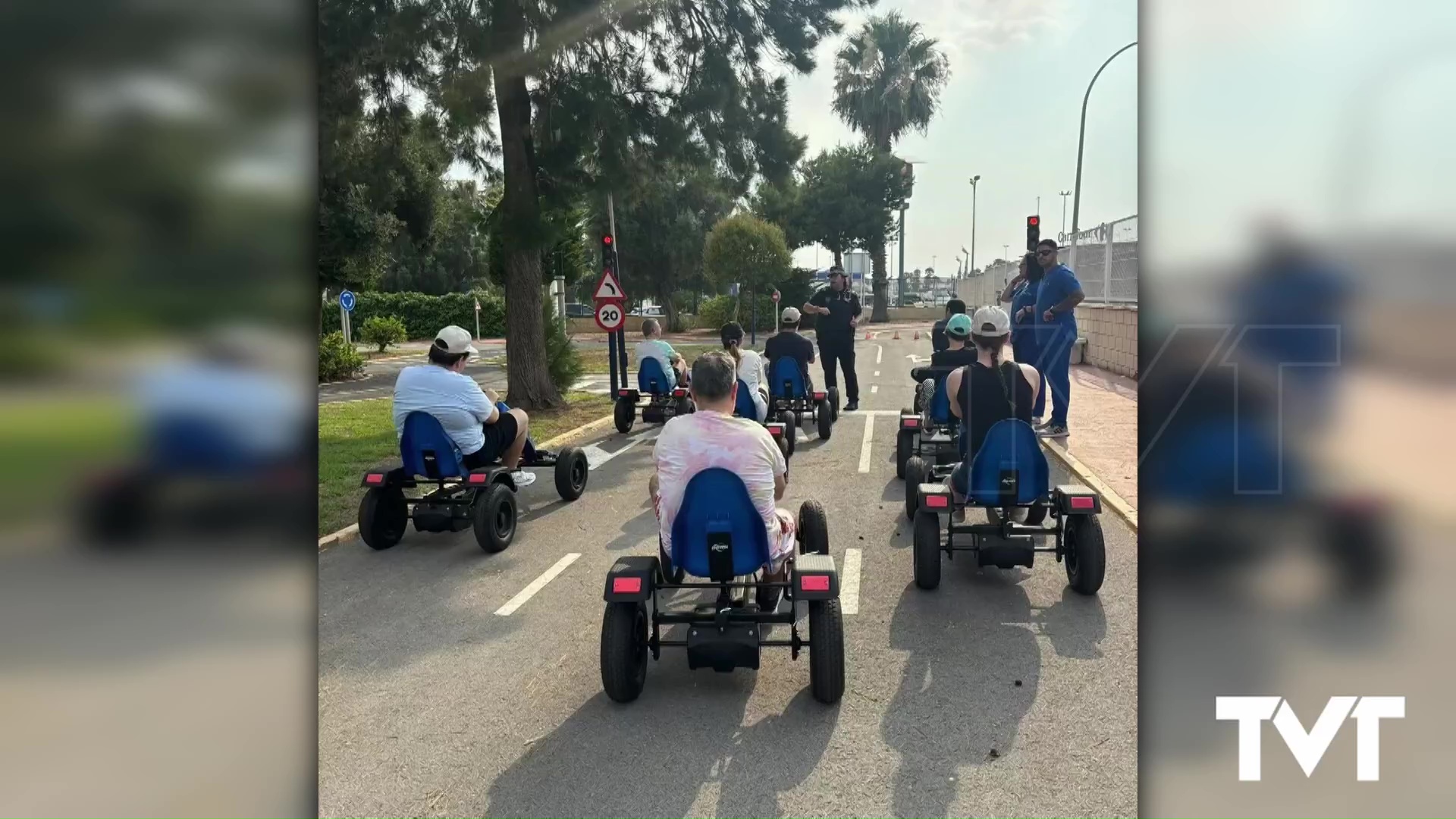 Imagen de Usuarios de Apanee hacen prácticas en el parque infantil de tráfico de Torrevieja