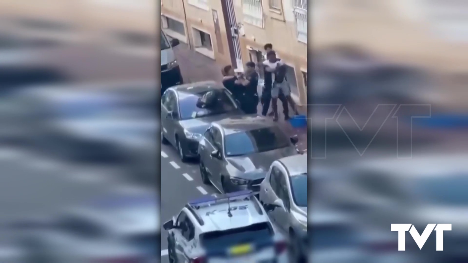 Imagen de Varios jóvenes obstaculizan y agreden a agentes de policía mientras practicaban una detención