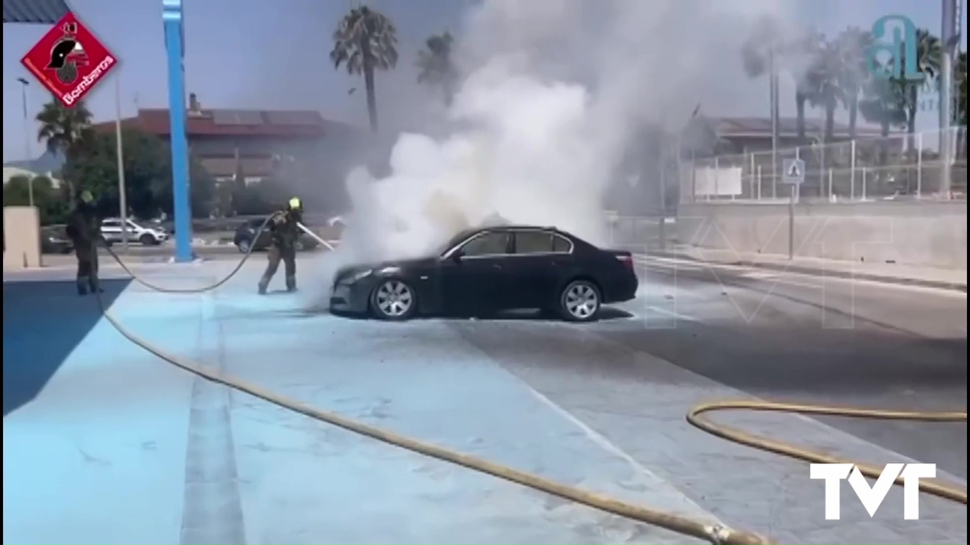 Imagen de La rápida actuación de los bomberos de Torrevieja evitan la propagación del incendio de un vehículo en una gasolinera