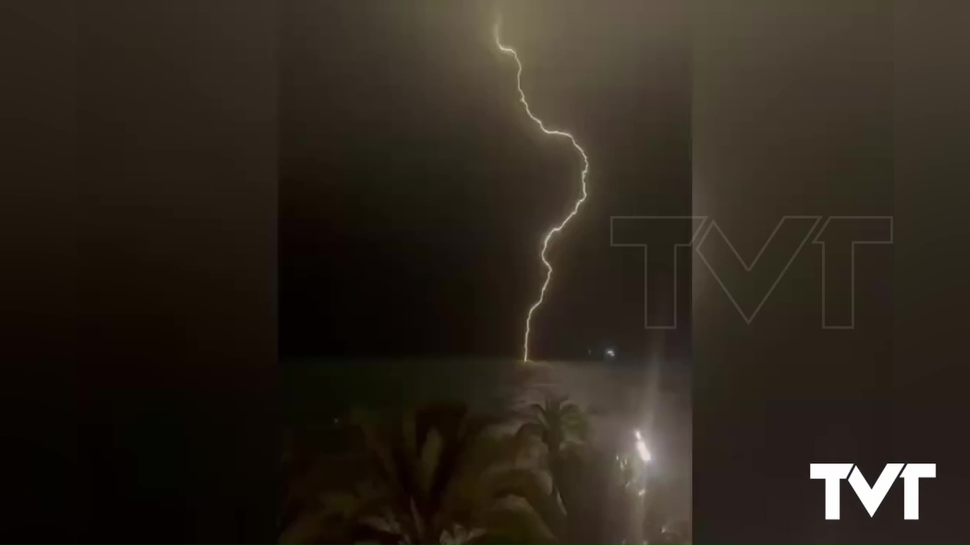 Imagen de Espectacular tormenta con 40l/m² registrados en una hora y abundante aparato eléctrico