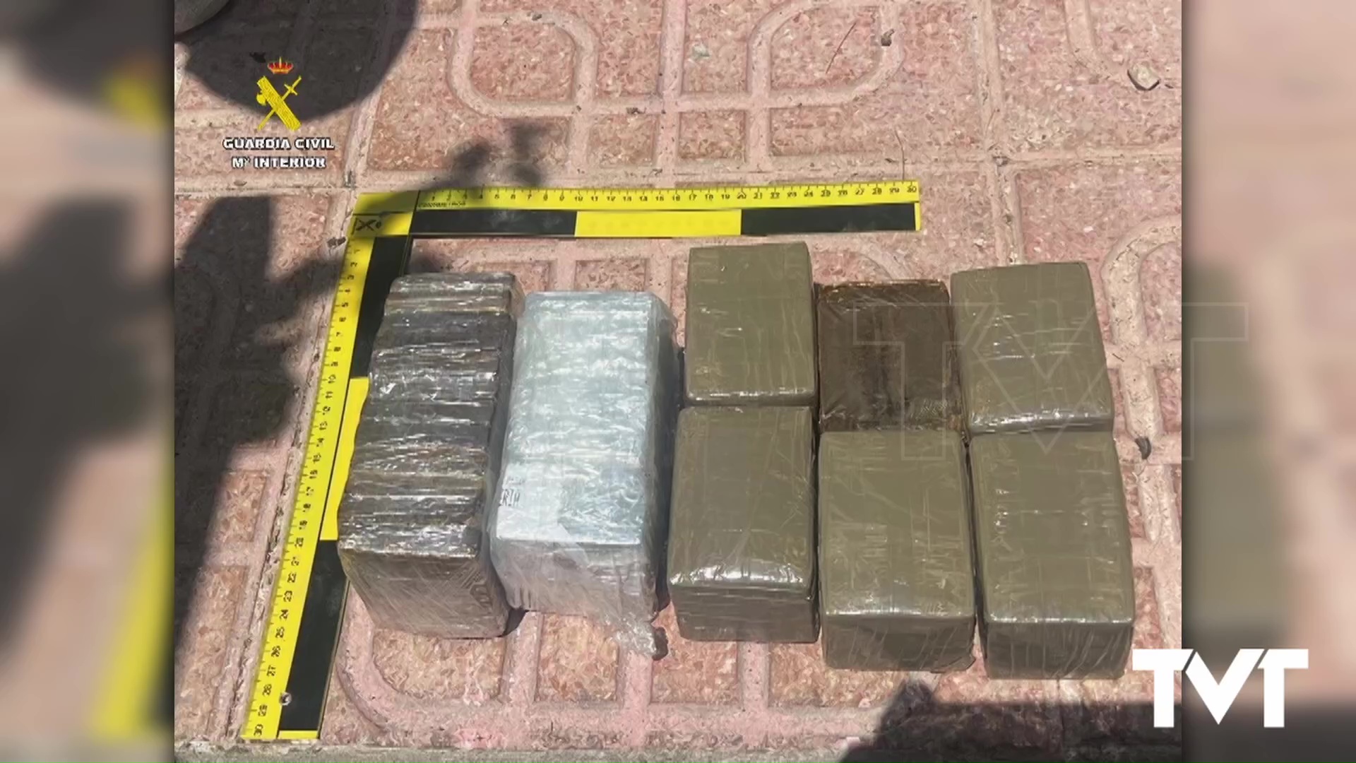 Imagen de La Guardia Civil de Torrevieja detiene a una mujer y su yerno por tráfico de drogas e investiga a una joven de 18 años por abandono de menores