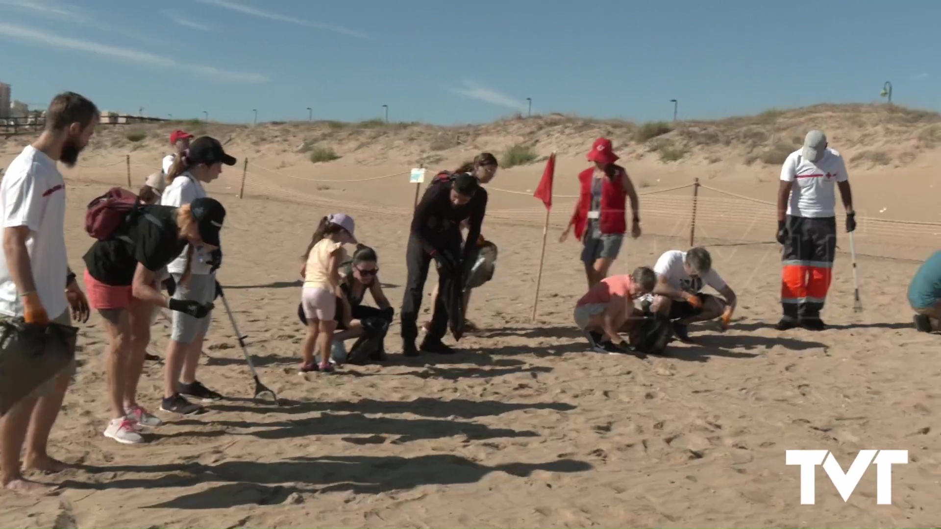 Imagen de Cruz Roja organiza una jornada de recogida y catalogación de residuos en la playa de La Mata