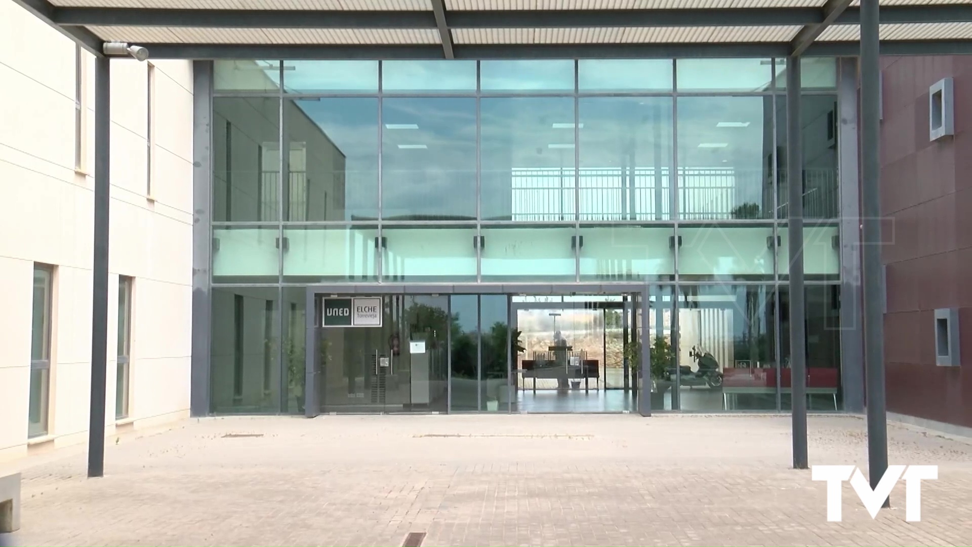 Imagen de Primera promoción de estudiantes universitarios graduados en Educación Infantil en el aula UNED Torrevieja